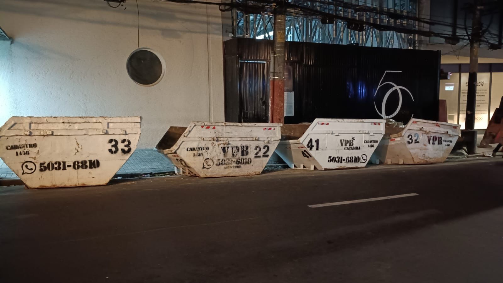 Caçambas alinhadas em obra