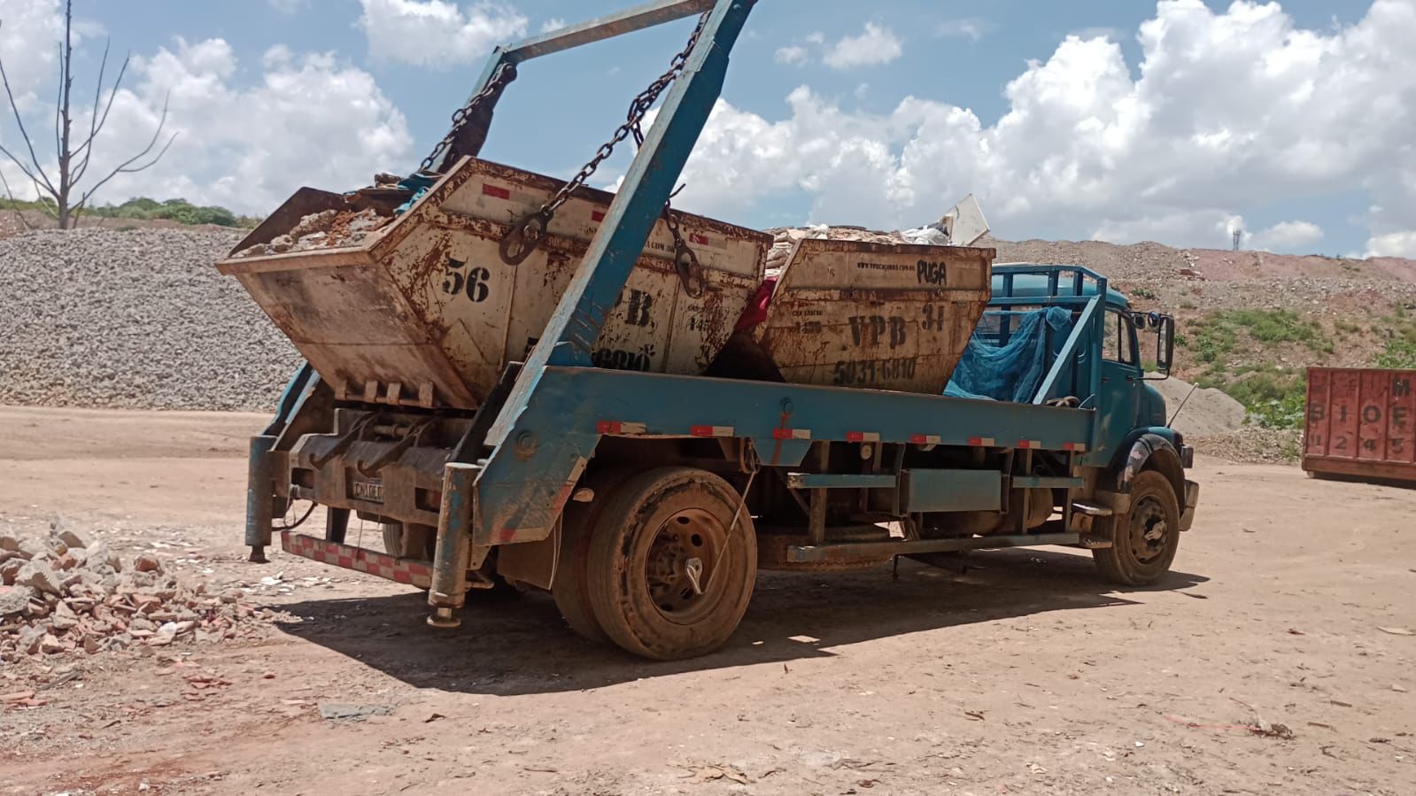 Caminhão transportando caçambas