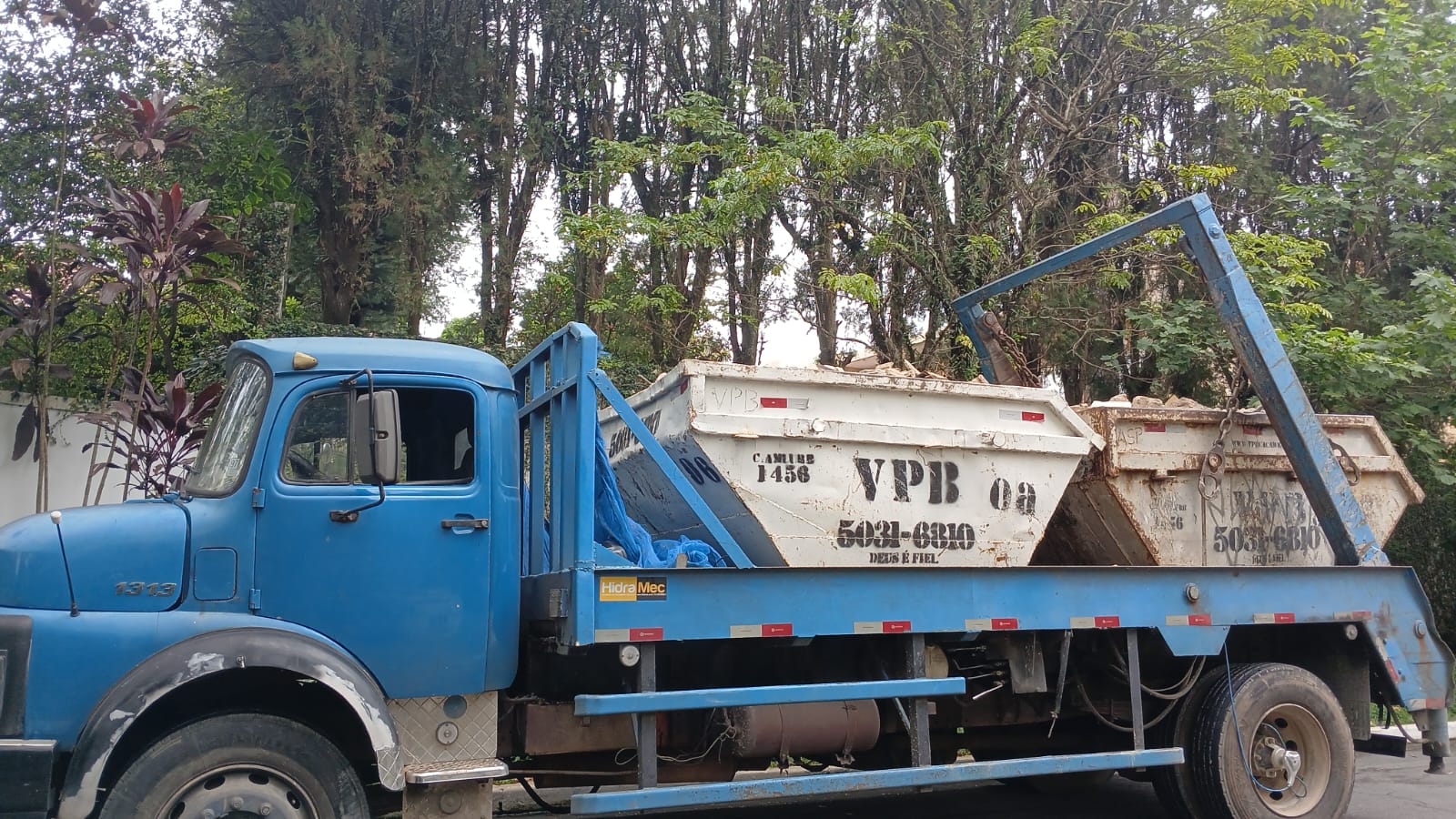 Caminhão HydaMec com caçambas VPB